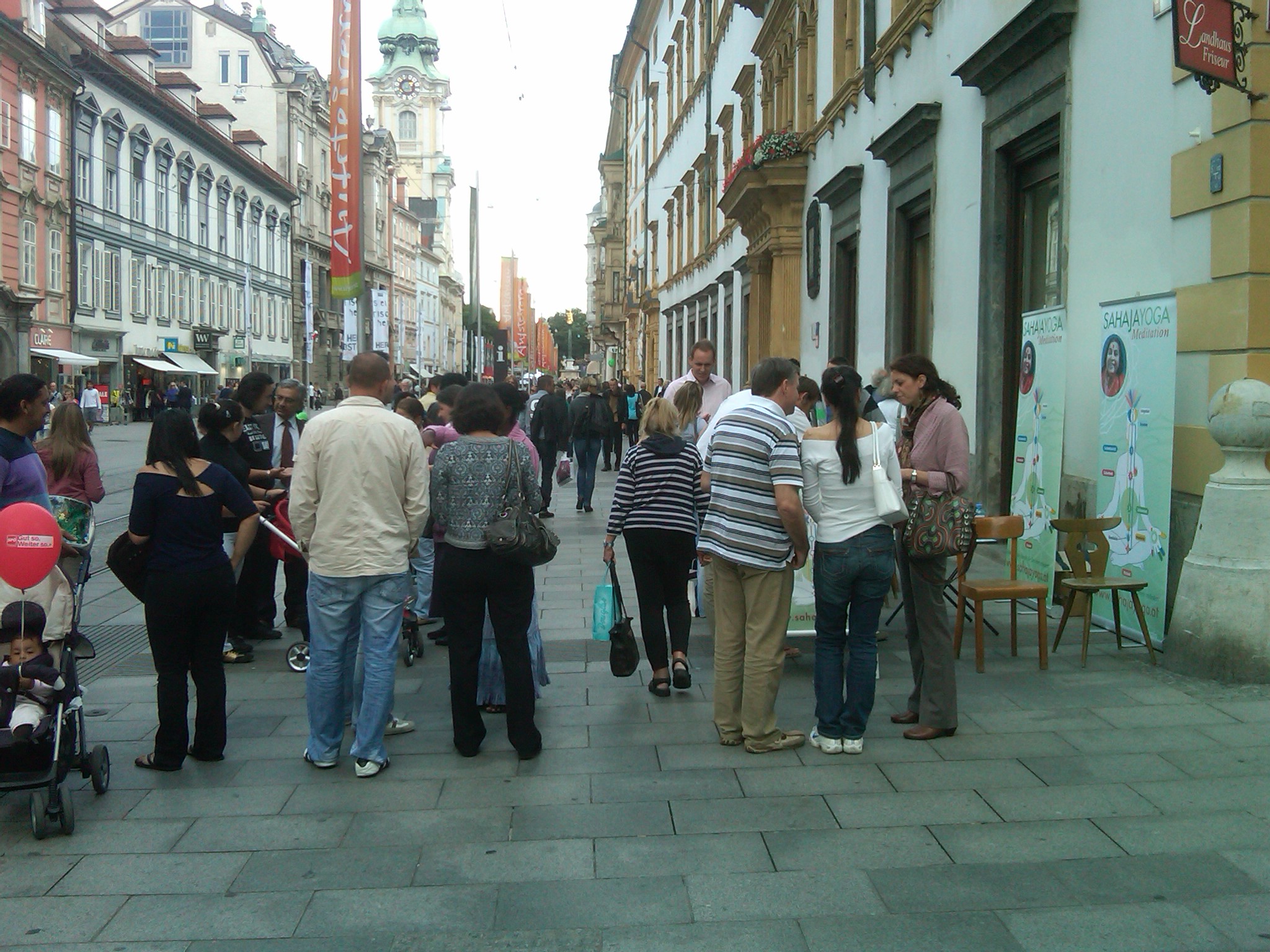 Herrengasse Graz Steiermark, Meditation Infostand Sahaja Yoga Selbstverwirklichung kühle Brise